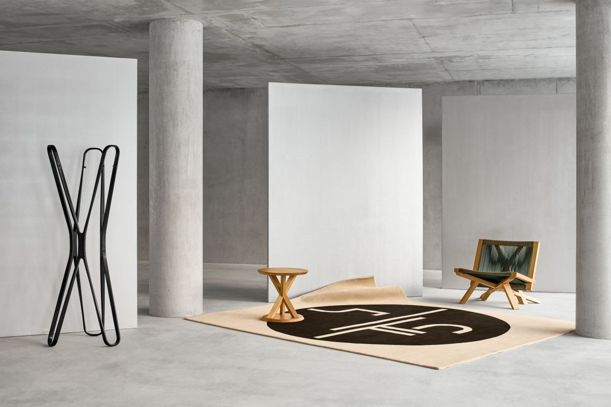 ClassiCon Saturn Coat Hanger Black