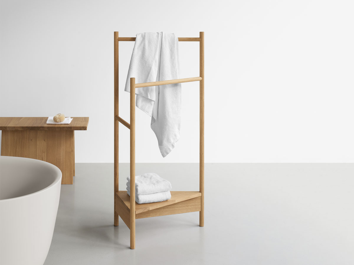 E15 Ek04 Tripod Towel Rack