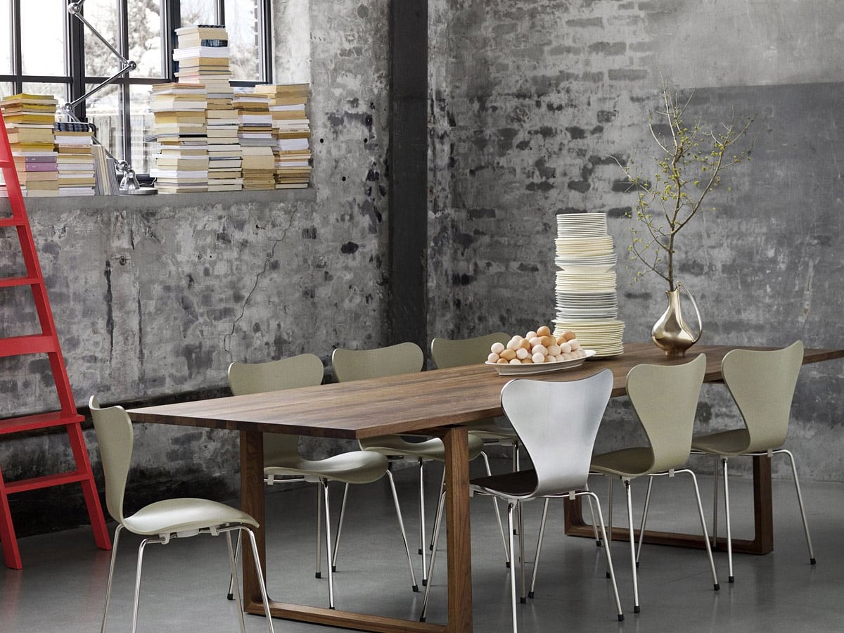 Fritz Hansen Essay Table