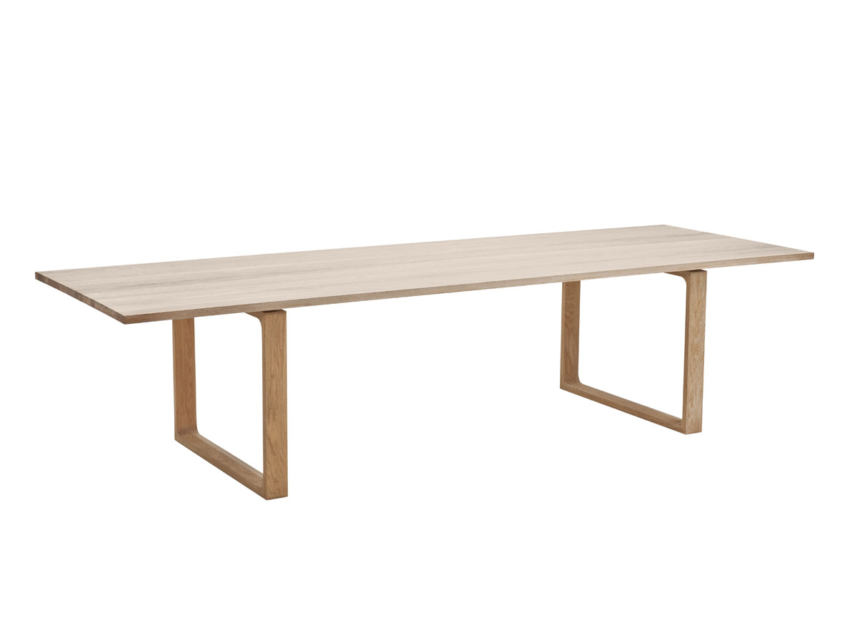 Fritz Hansen Essay Table