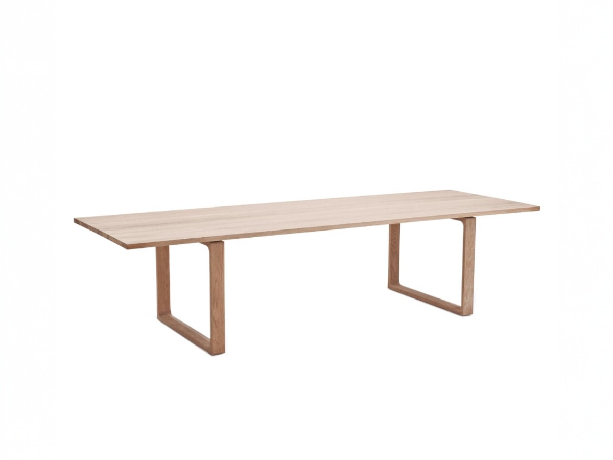 Fritz Hansen Essay Table