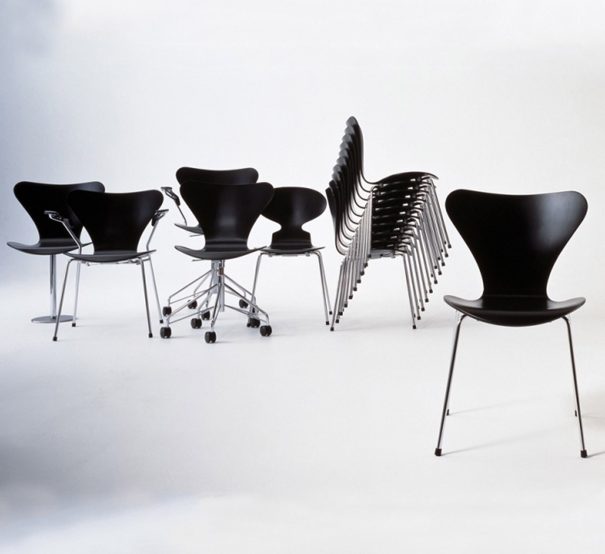 Fritz Hansen Series 7 Swivel Chair With Armrests