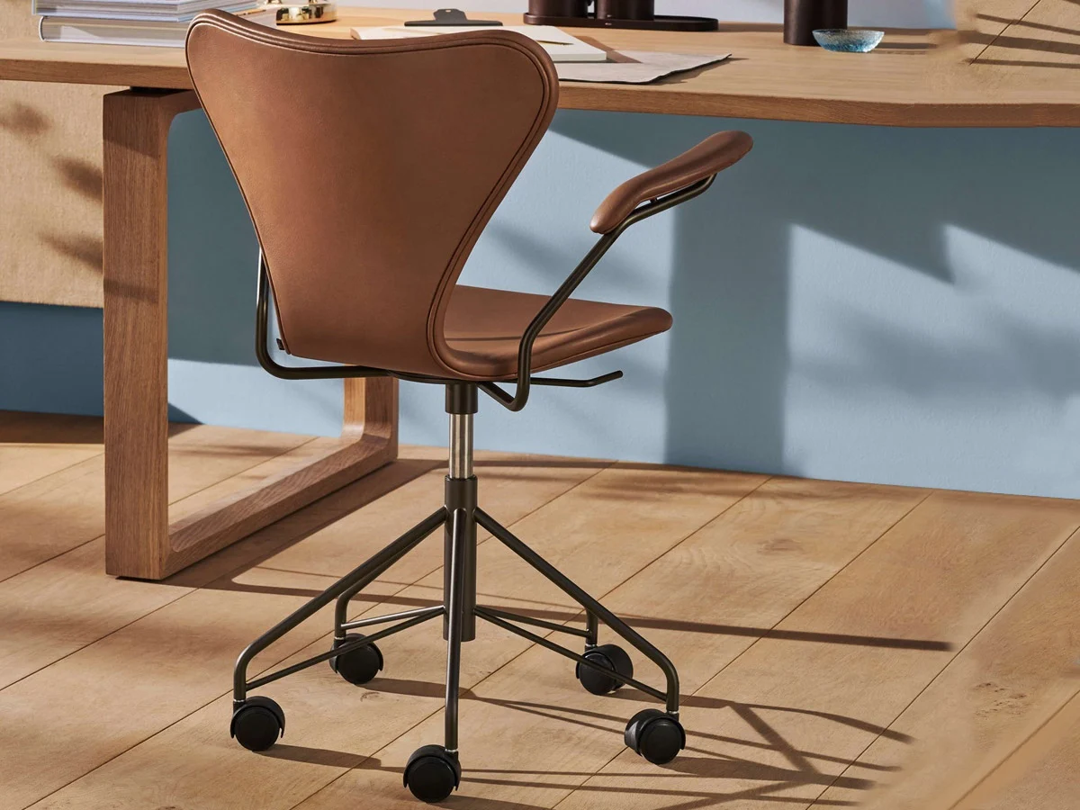 Fritz Hansen Series 7 Swivel Chair With Armrests
