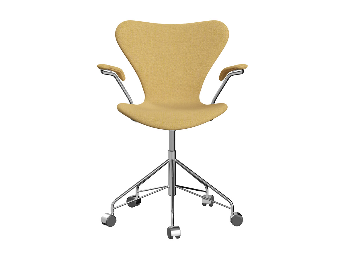 Fritz Hansen Series 7 Swivel Chair With Armrests