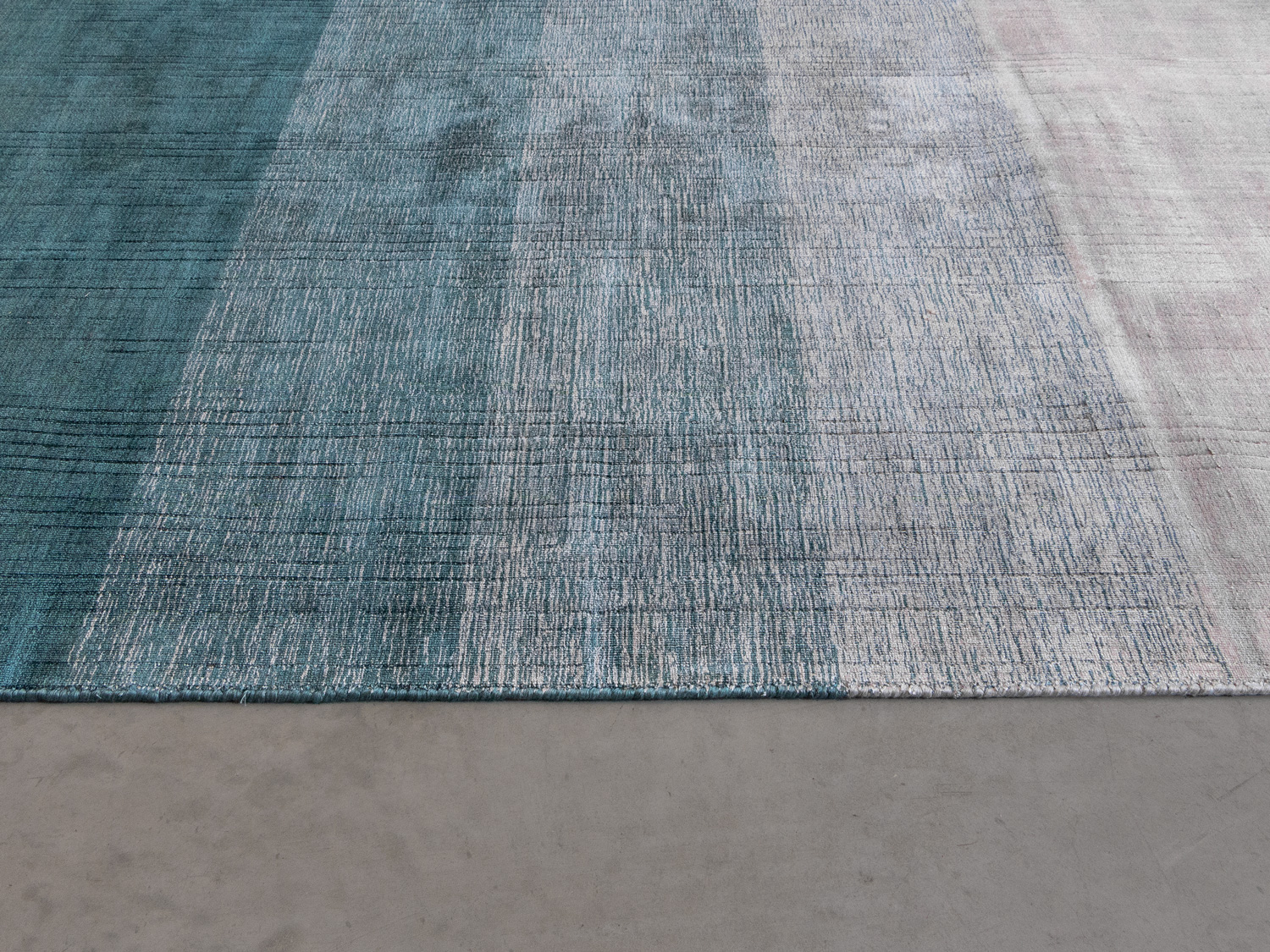 G.T.DESIGN Stripes Party Rug Acque Platino