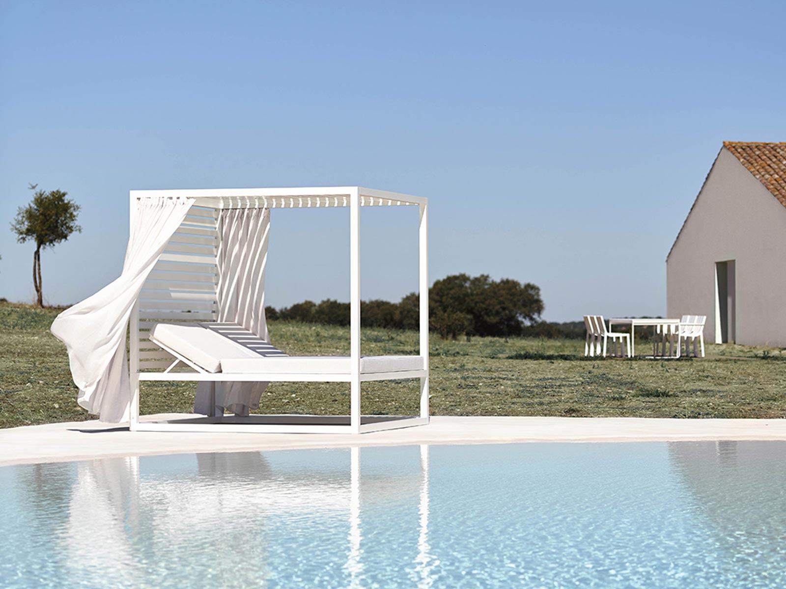 GandiaBlasco Elevated Daybed Fixed Slats