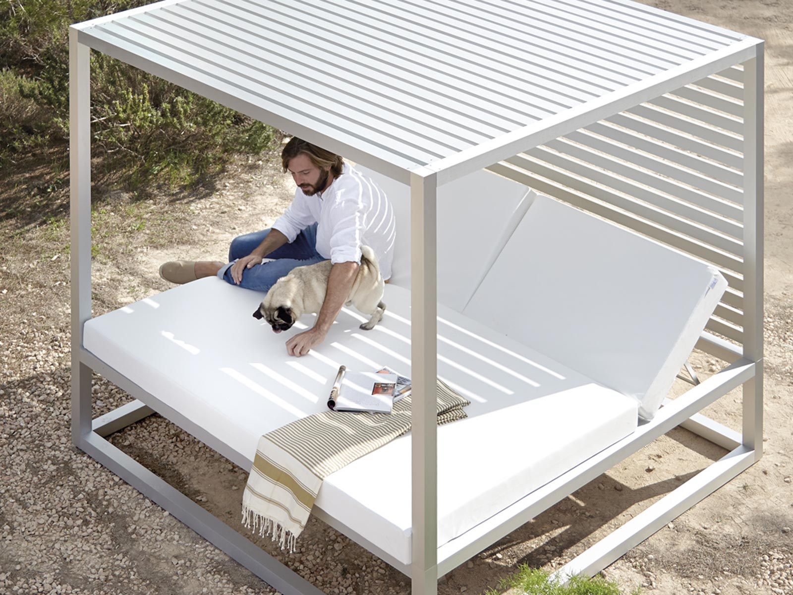 GandiaBlasco Elevated Daybed Fixed Slats
