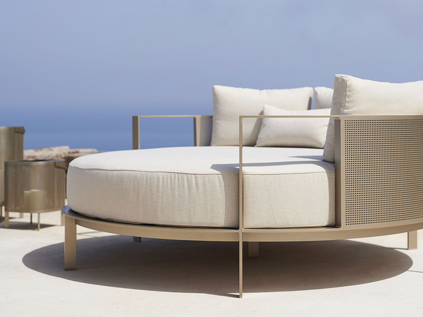 GandiaBlasco Solanas Round Chill Bed