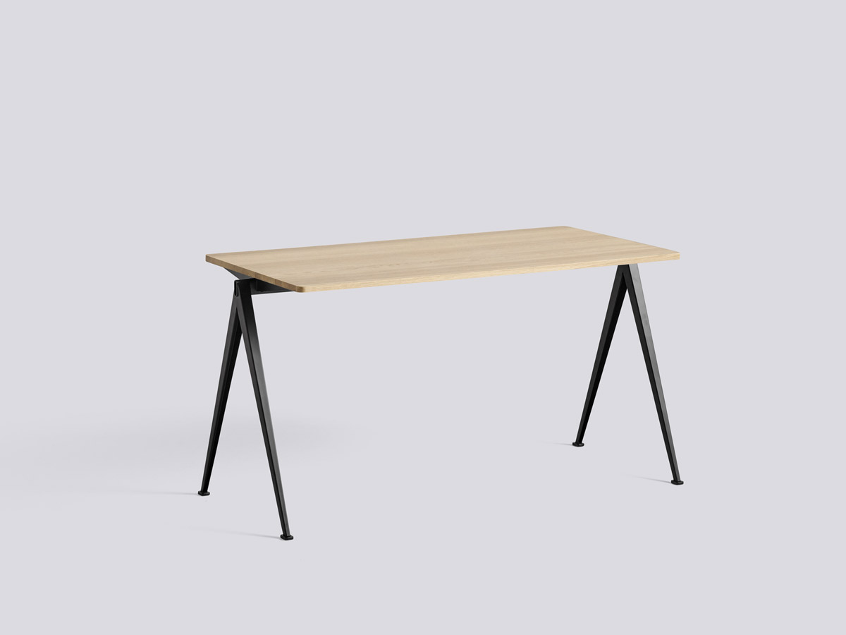 Hay Pyramid 01 Table