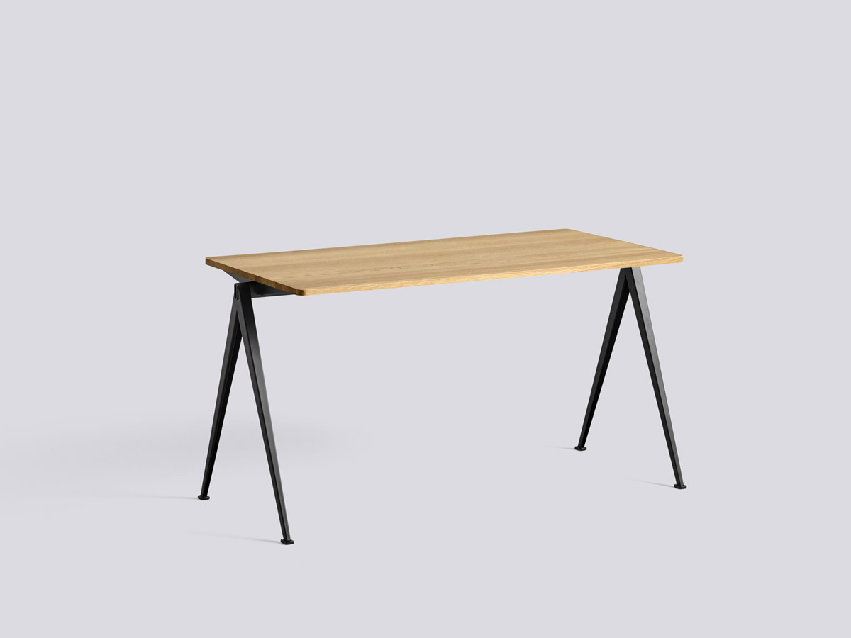 Hay Pyramid 01 Table
