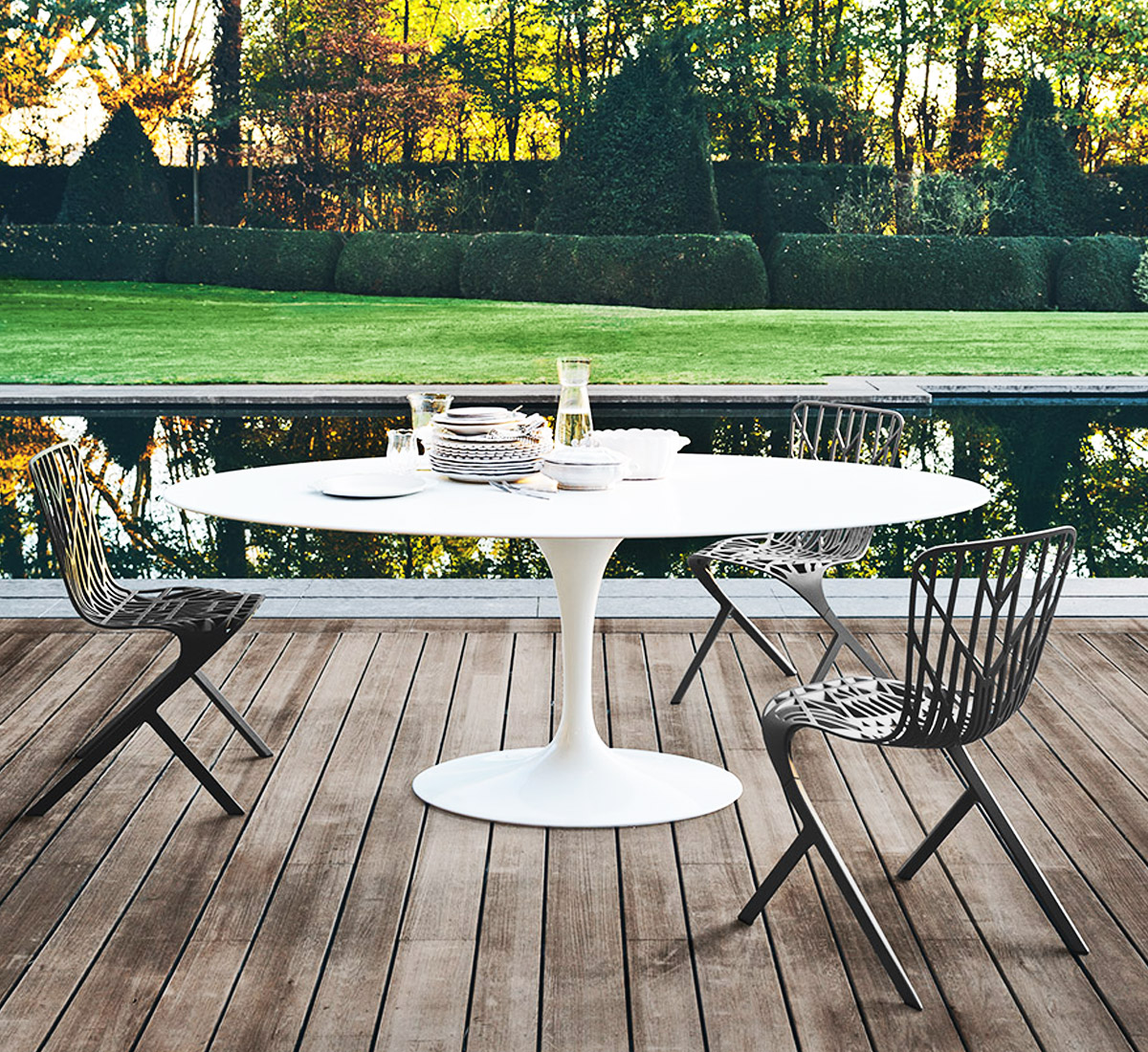 Knoll Saarinen Oval Table Outdoor