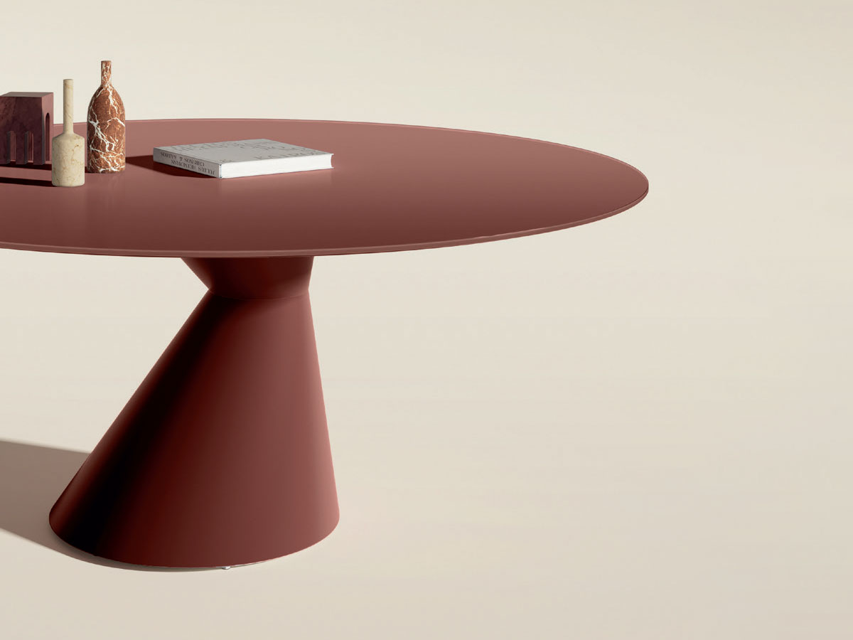 Lago Chapeau Round Table
