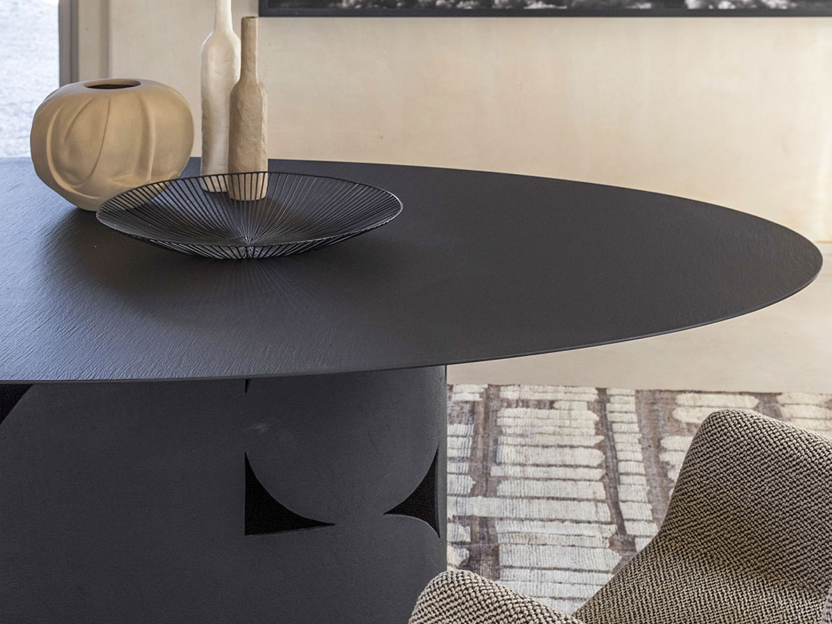 Mogg Shape Oval Table