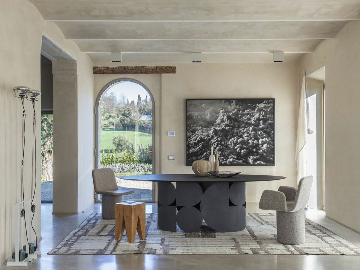 Mogg Shape Oval Table
