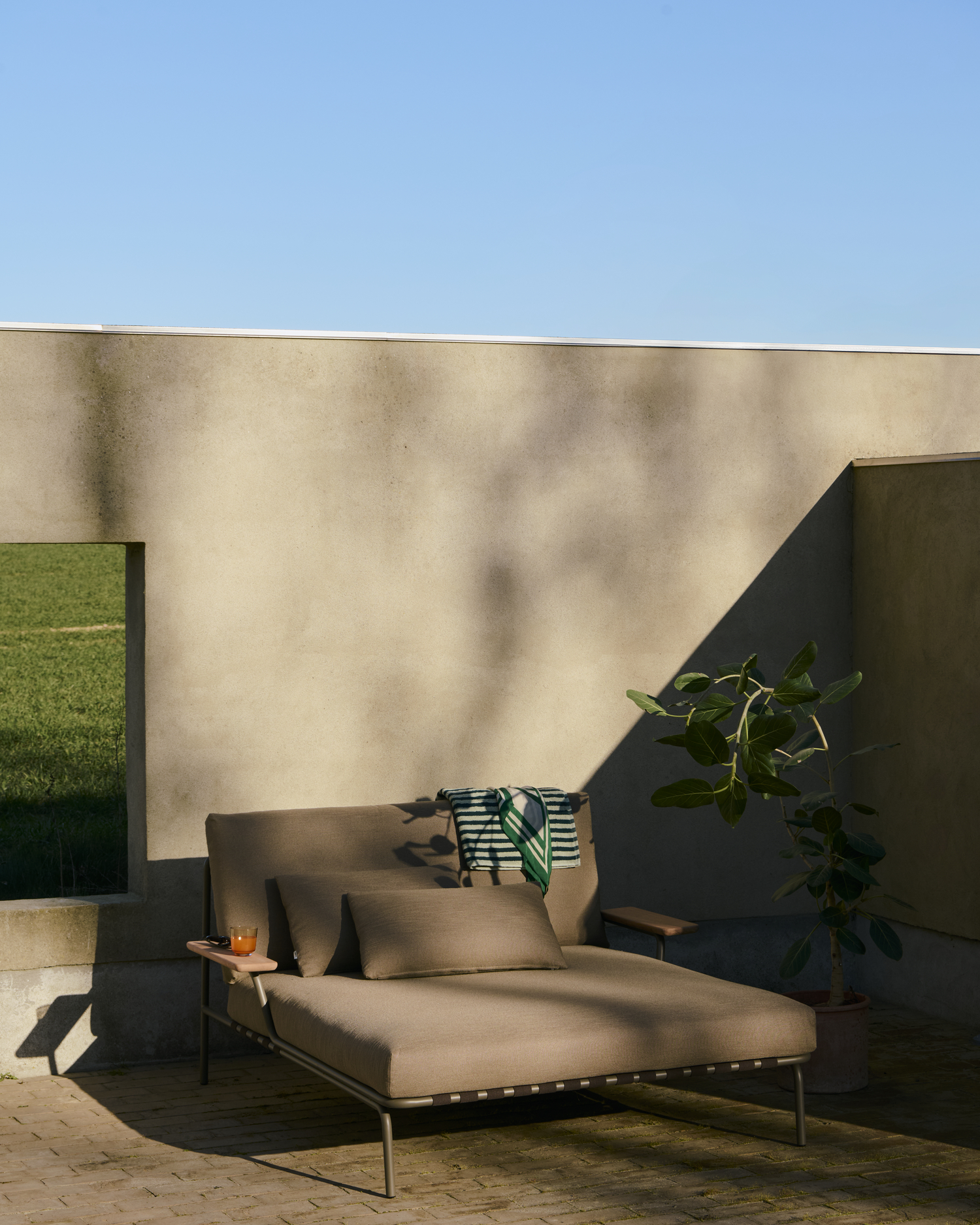 Muuto Settle Lounge Bed With Armrests Outdoor