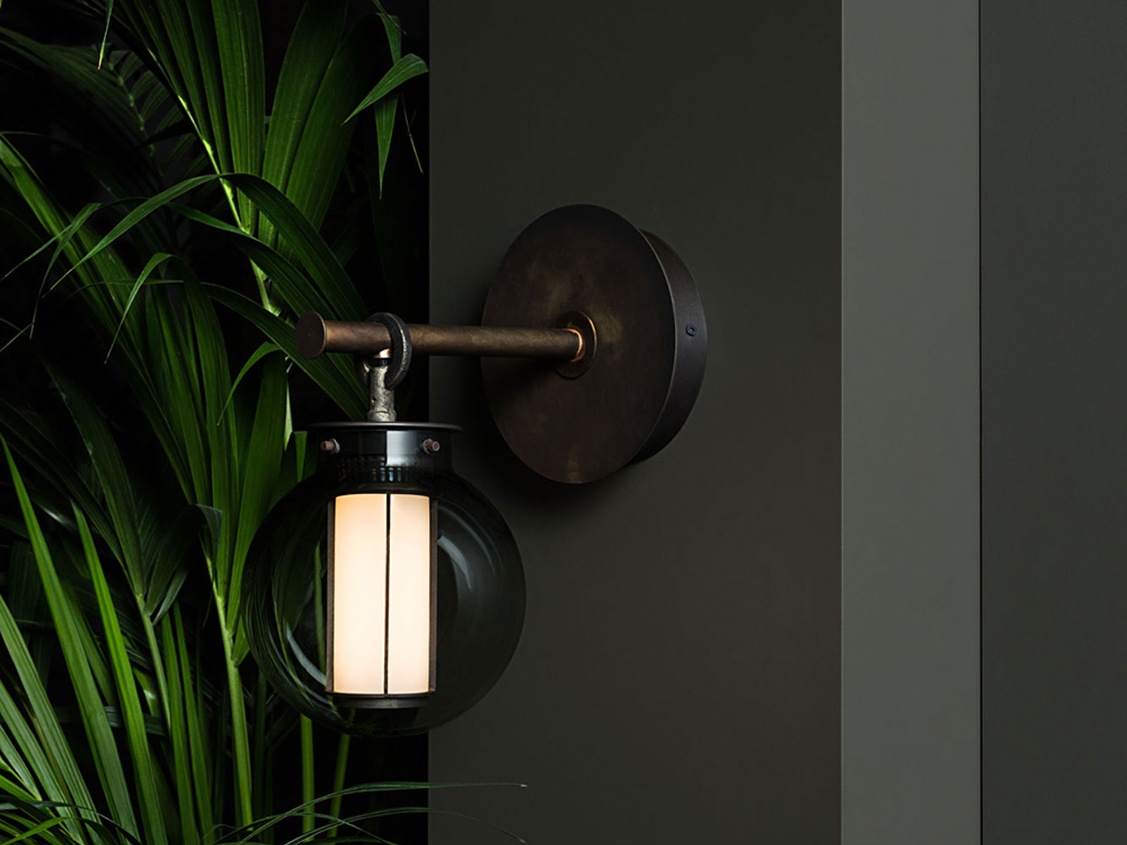 Parachilna Bai A Di Di Wall Lamp