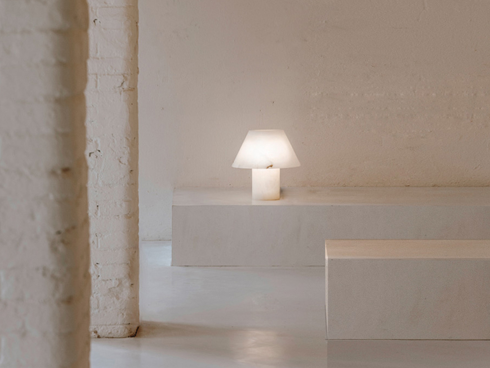 Parachilna Petra M Me Table Lamp