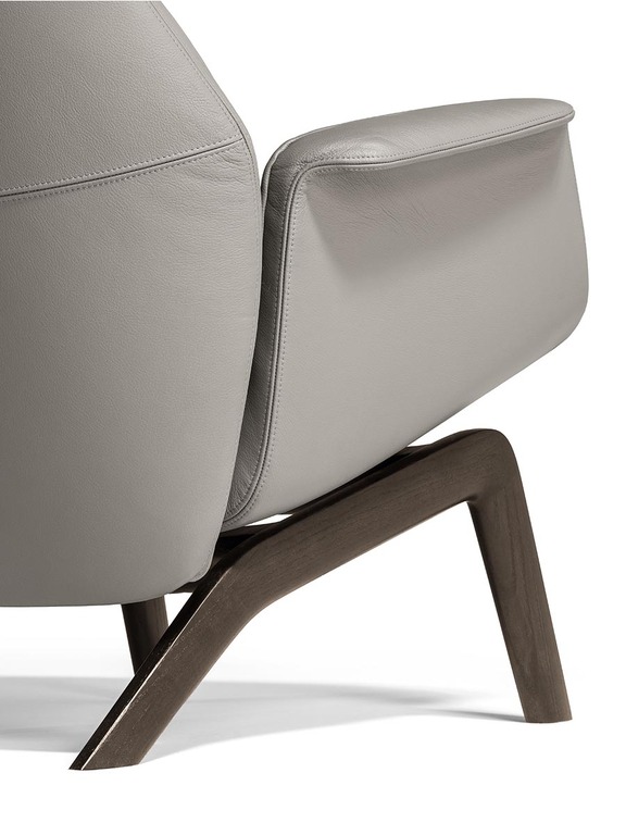 Poltrona Frau Downtown Lounge Armchair