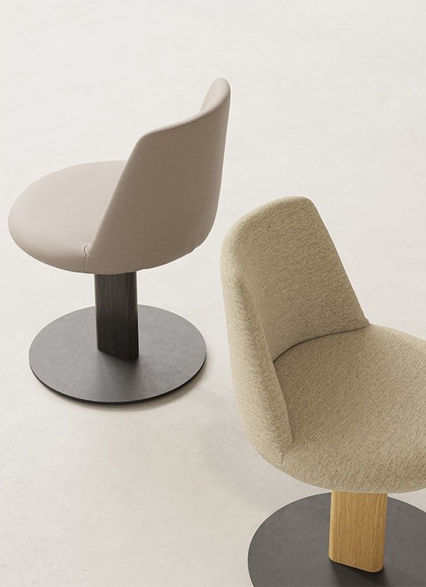 Punt Mobles Poste Swivel Chair With Wooden Base