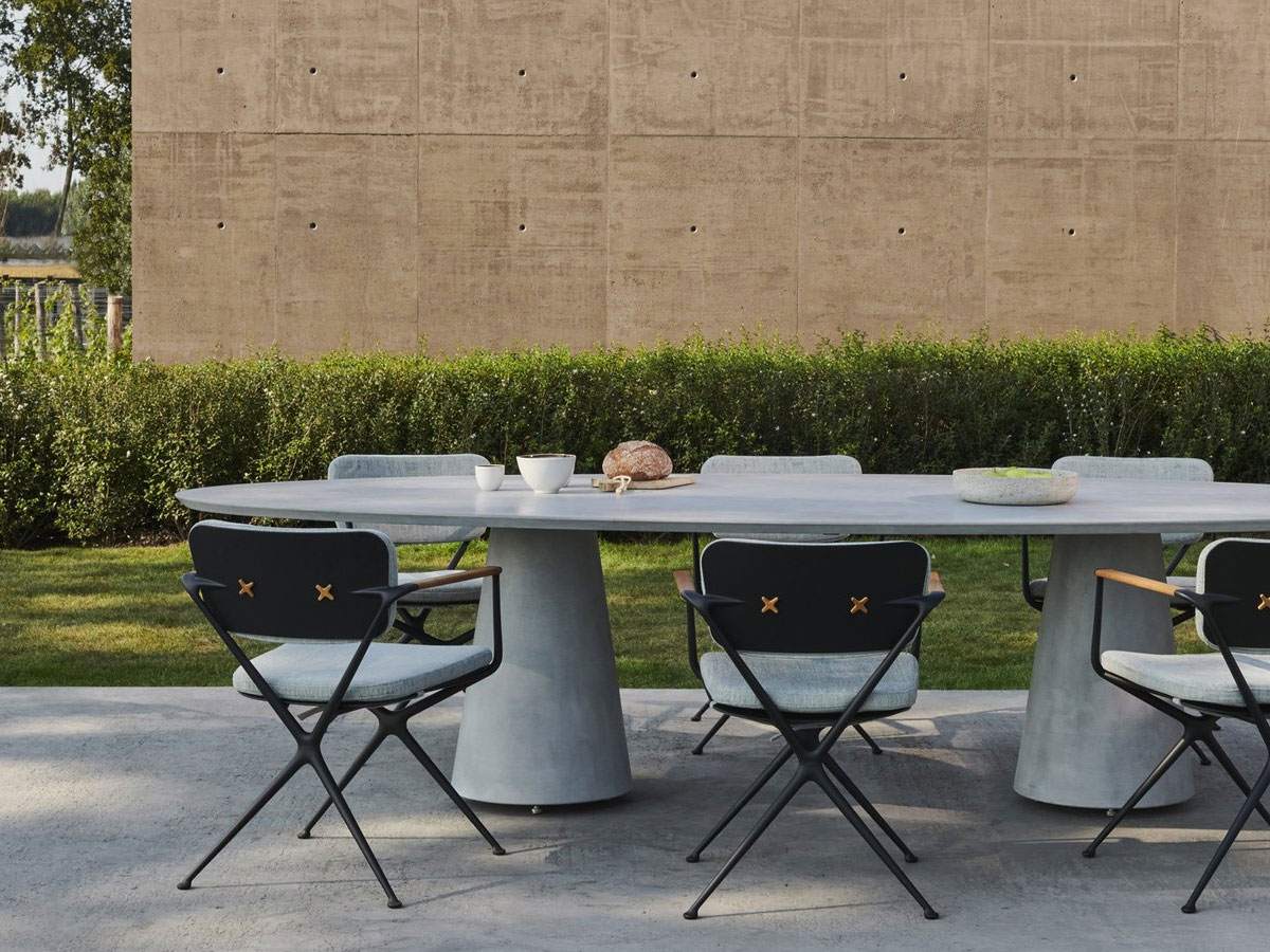 Royal Botania Conix Ellipse Table