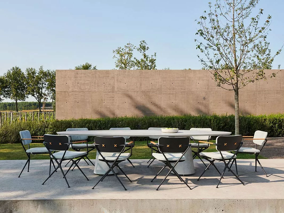 Royal Botania Conix Ellipse Table