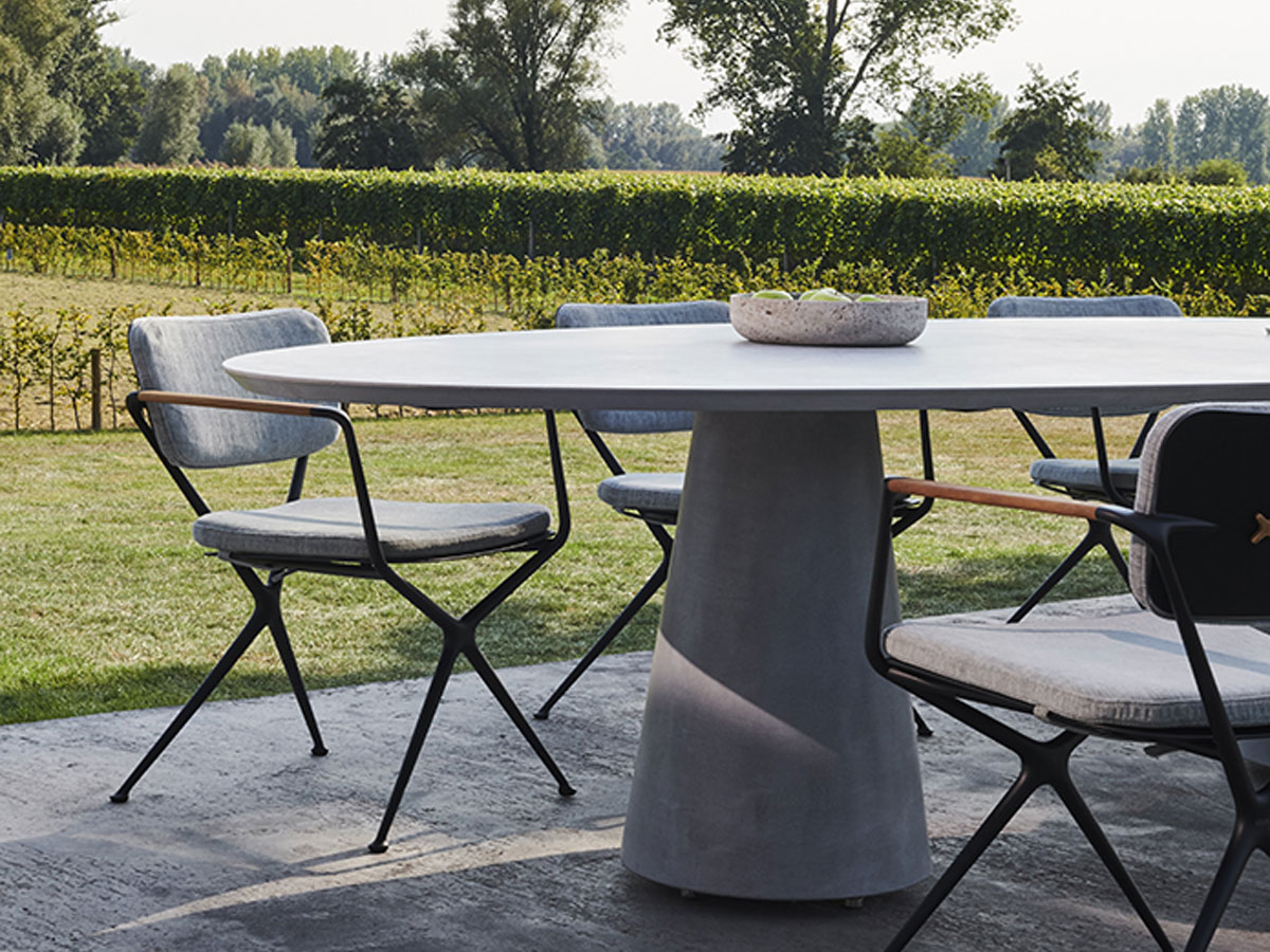 Royal Botania Conix Ellipse Table