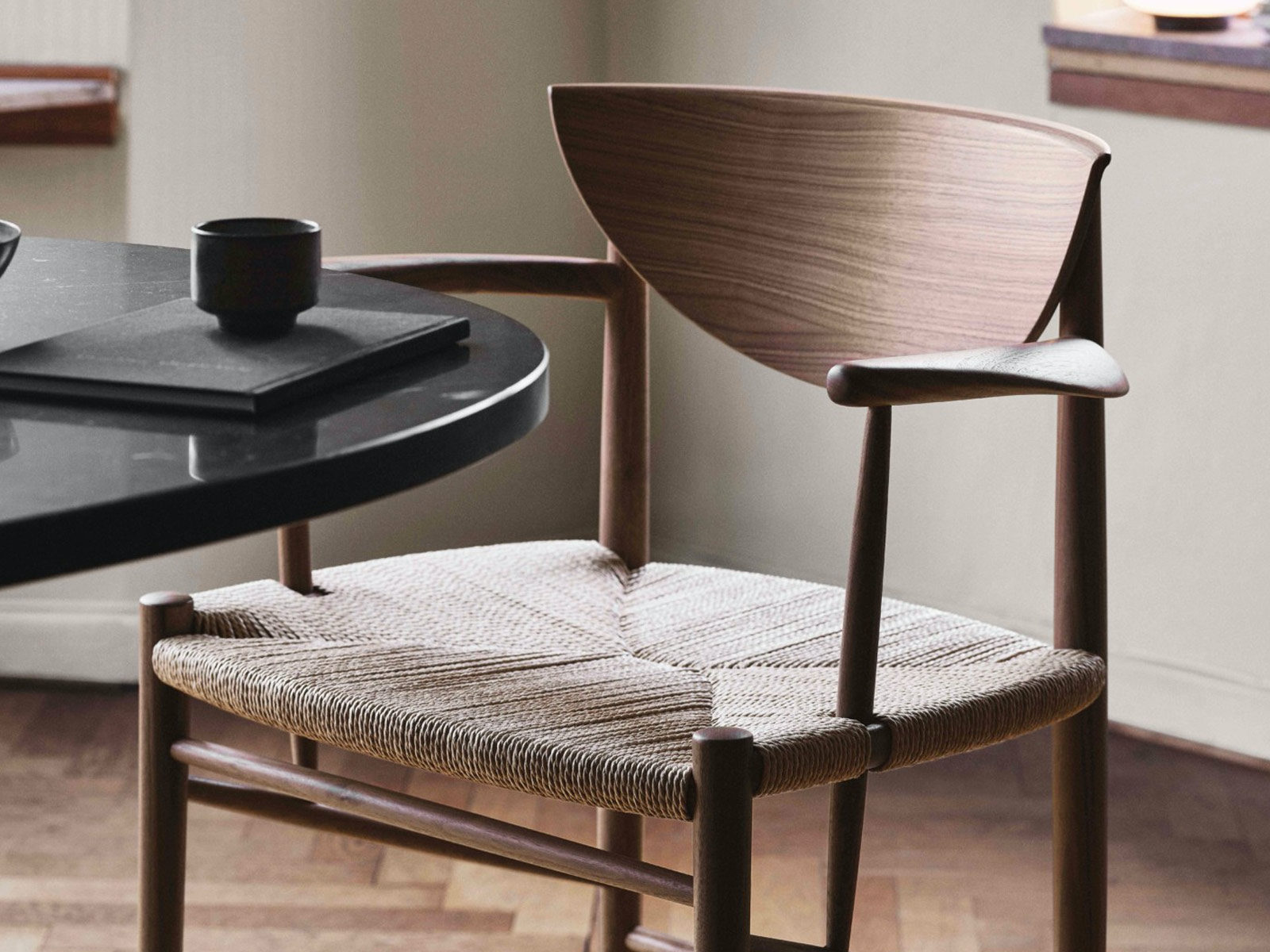 Tradition Drawn Hm4 Chair With Armrest
