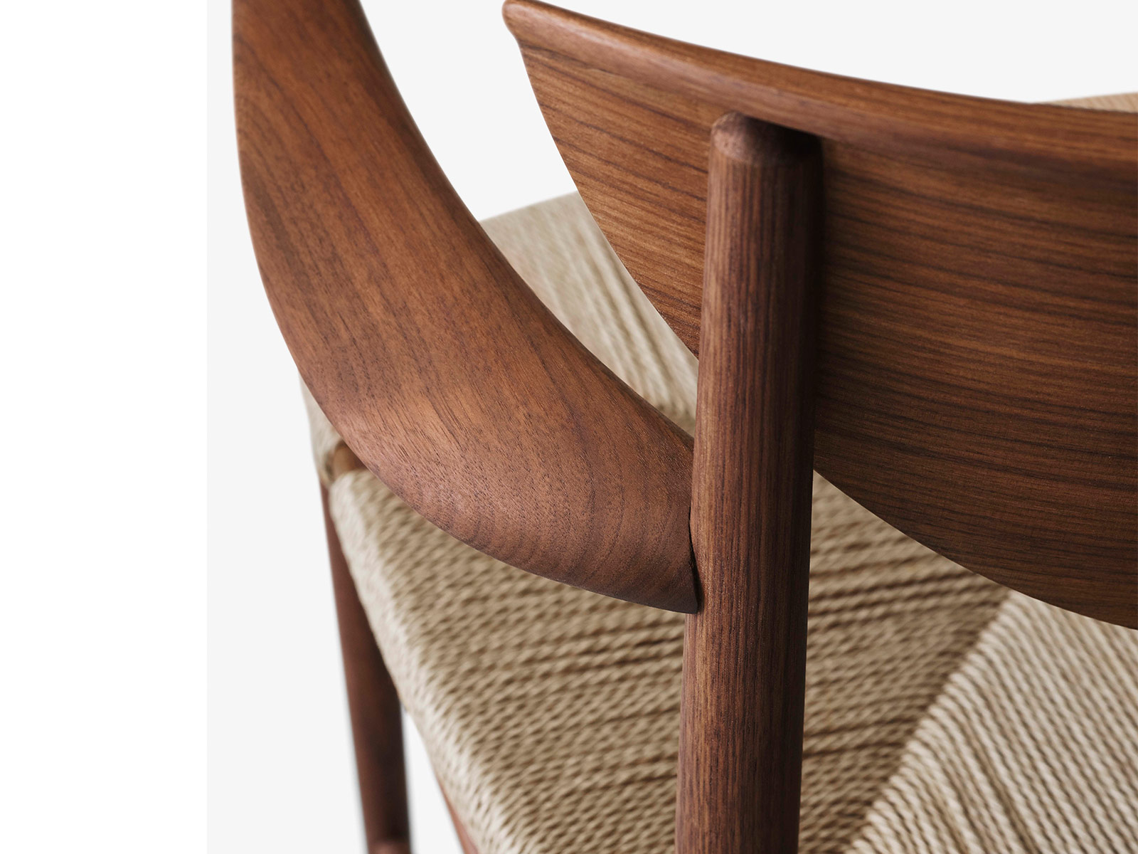 Tradition Drawn Hm4 Chair With Armrest