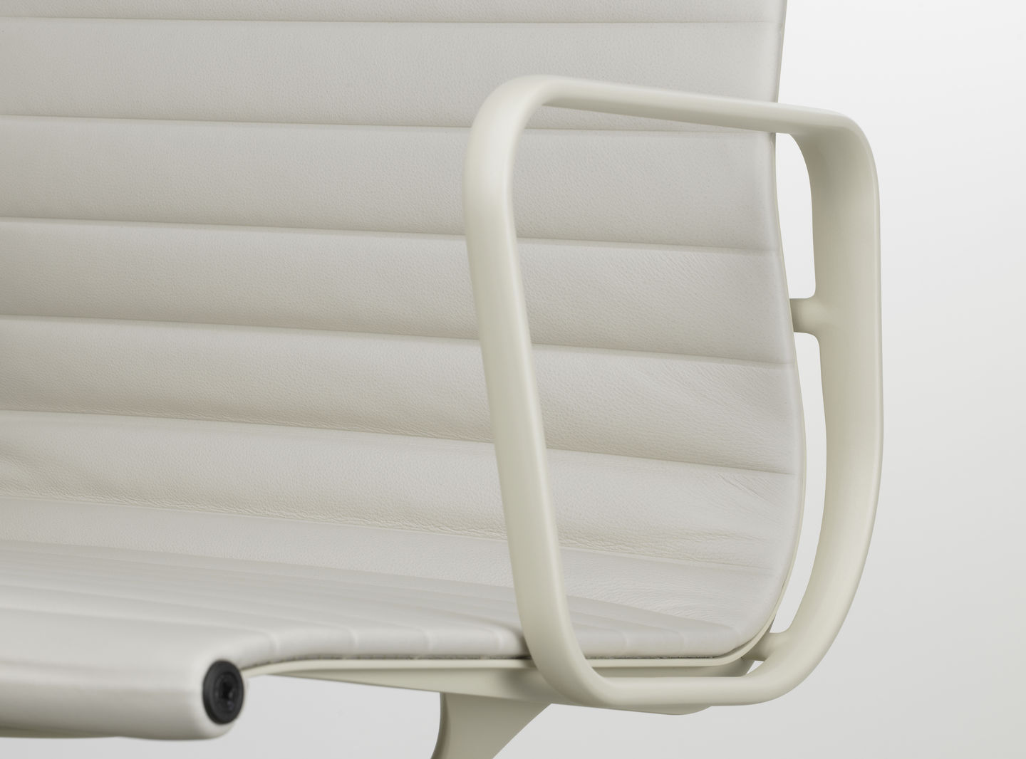 Vitra Aluminium Chairs Ea 108 Leather