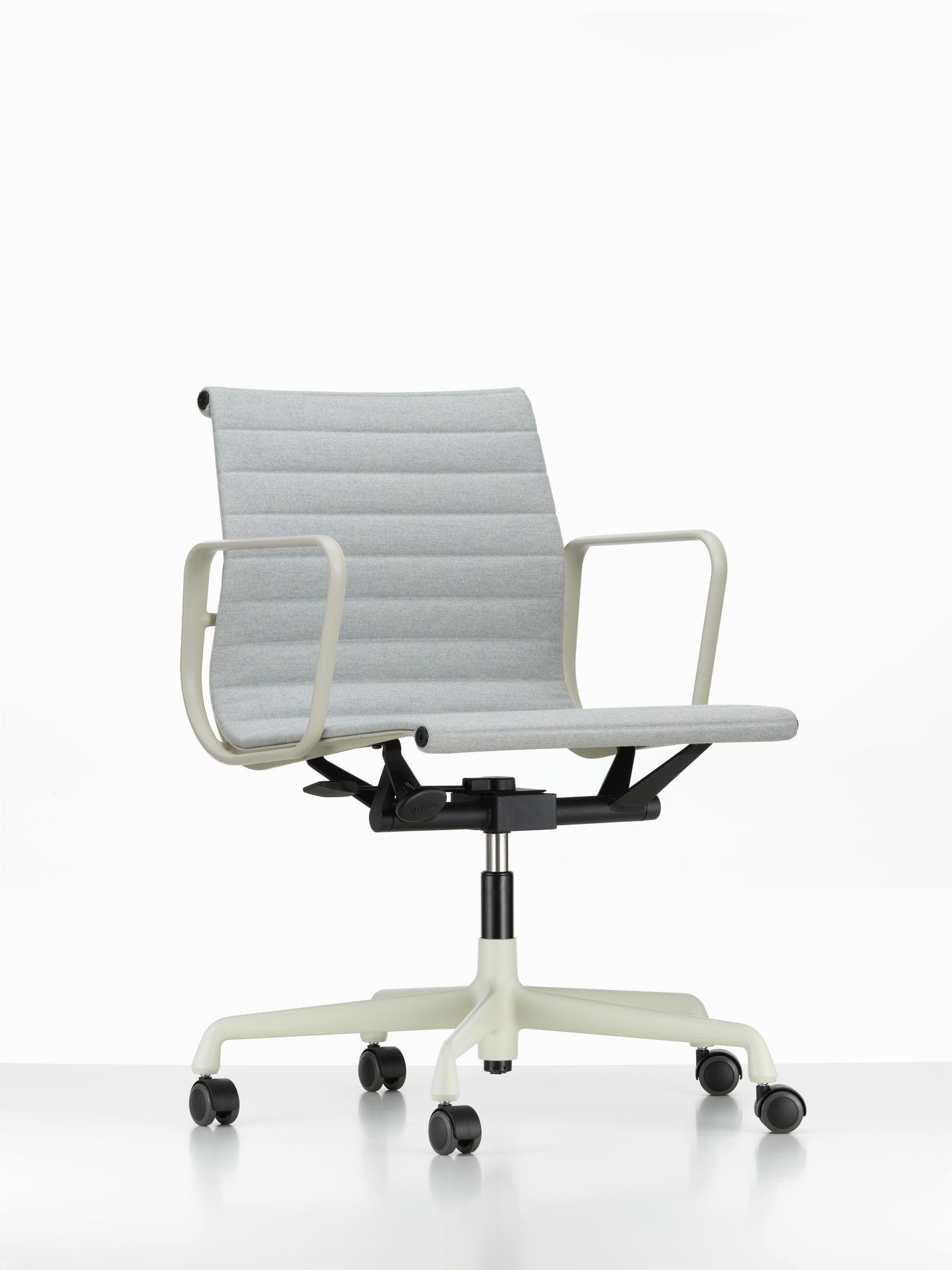 Vitra Aluminium Chair Ea 117