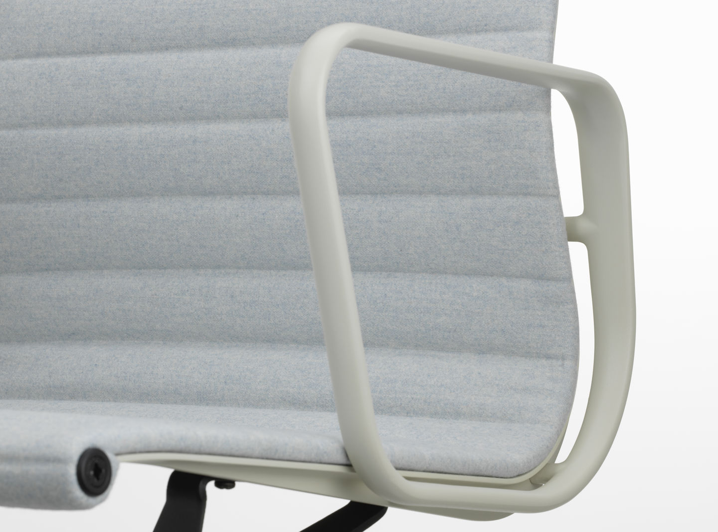 Vitra Aluminium Chair Ea 117