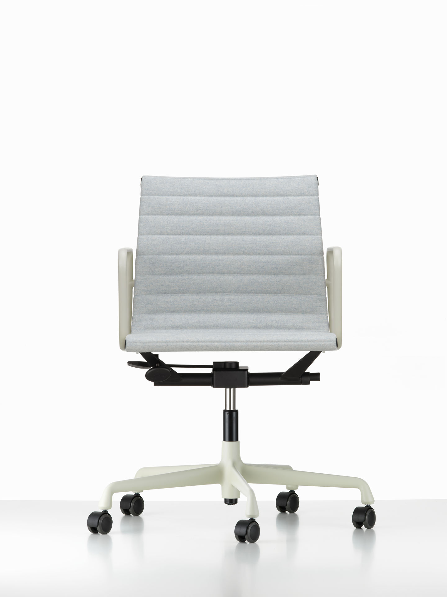 Vitra Aluminium Chair Ea 117