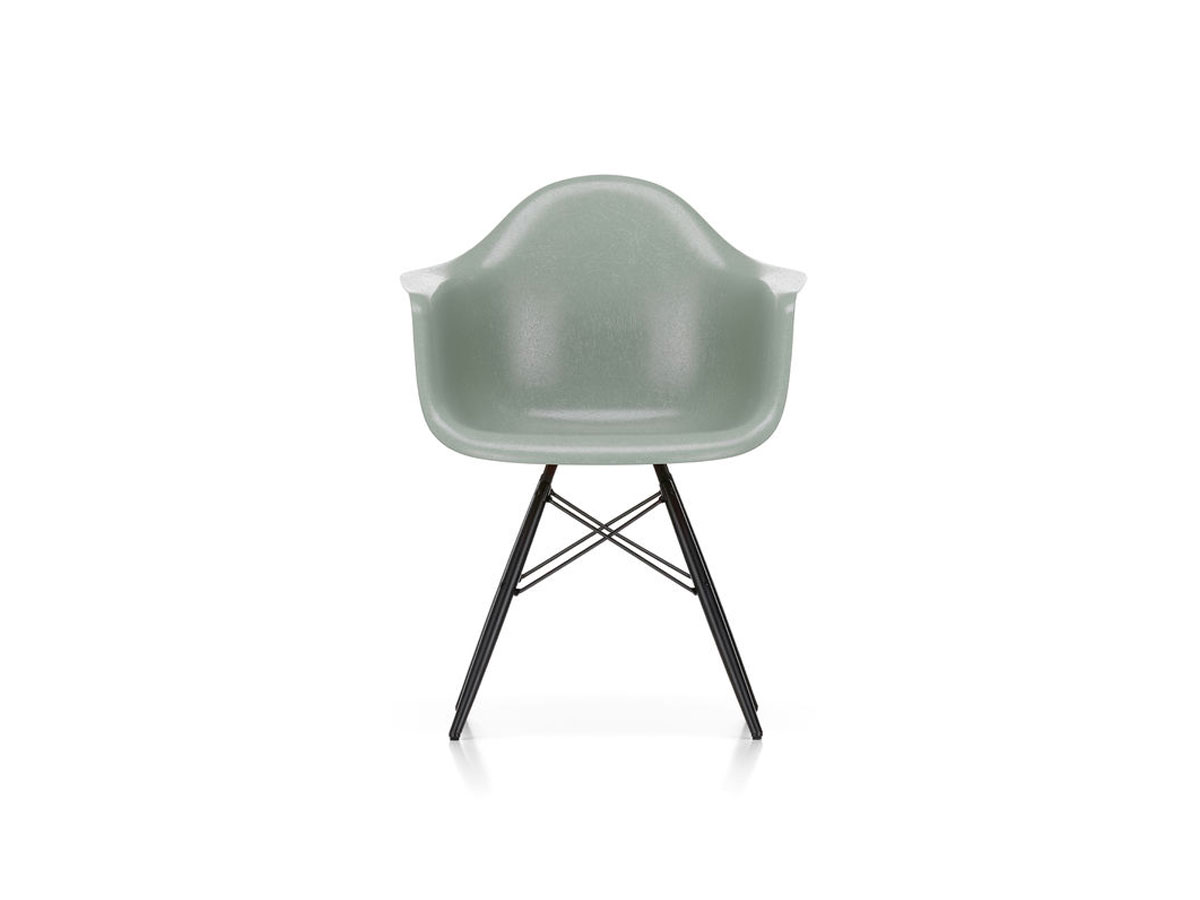 Vitra Eames Plastic Fiberglass Daw Armchair Basamento Maple Black