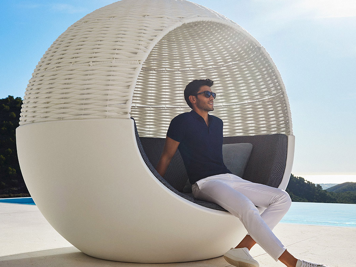 Vondom Ulm Moon Daybed With Woven Rope Parasol